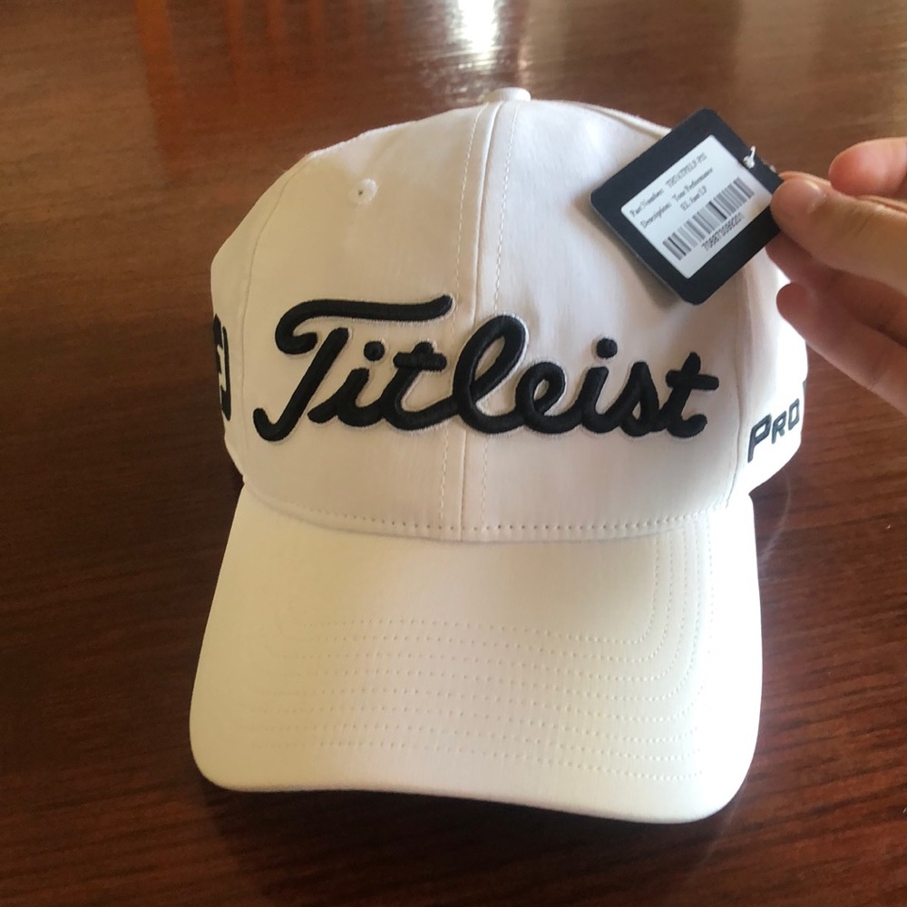 Titleist golf hat adjustable color white new with tags